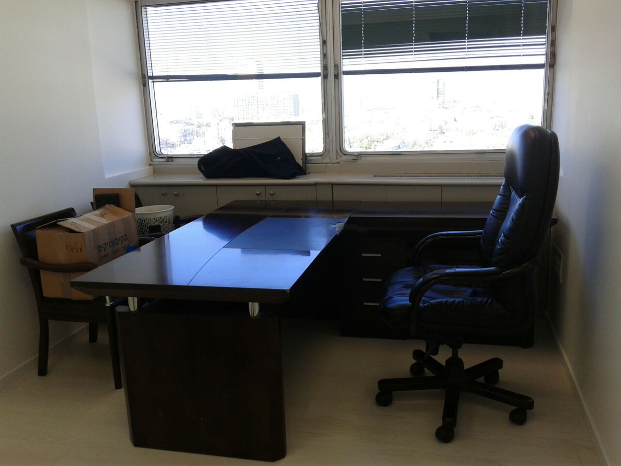 הובלת שולחן משרדי וכיסא מנהלים