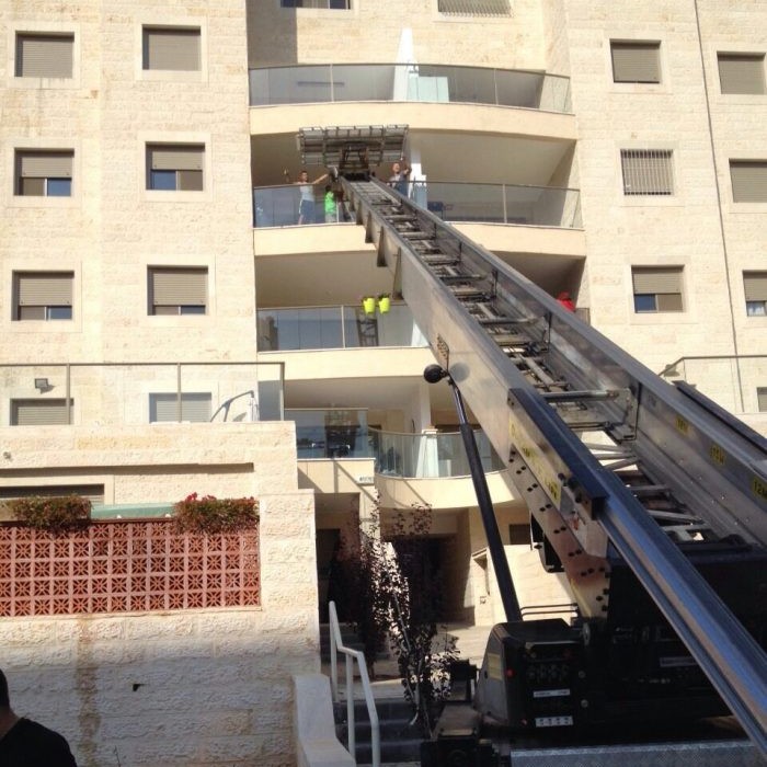 הובלה עם מנוף לקומה גבוהה - הובלות הקיבוצניקים