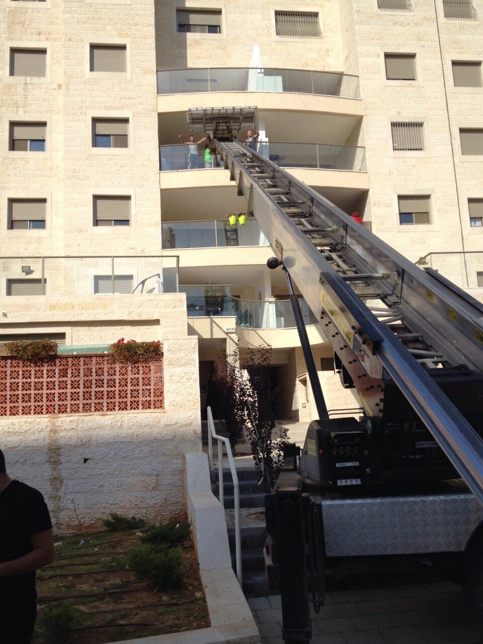 מה עושים כשאין מעלית או כשהחדר מדרגות צר מדי פתרונות מנוף עבור הובלות בתל אביב